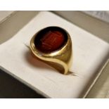 18ct Gold Red Stone Signet Ring - size H, 7.45g