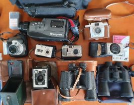 4 digital cameras (Minolta/Canon/Samsung/Olympus), a Sony HandyCam Video8 camera + case, 2 vintage K