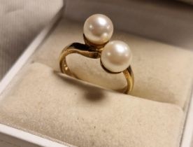 9ct God & Twin Pearl Dress Ring, 3.67g & size L