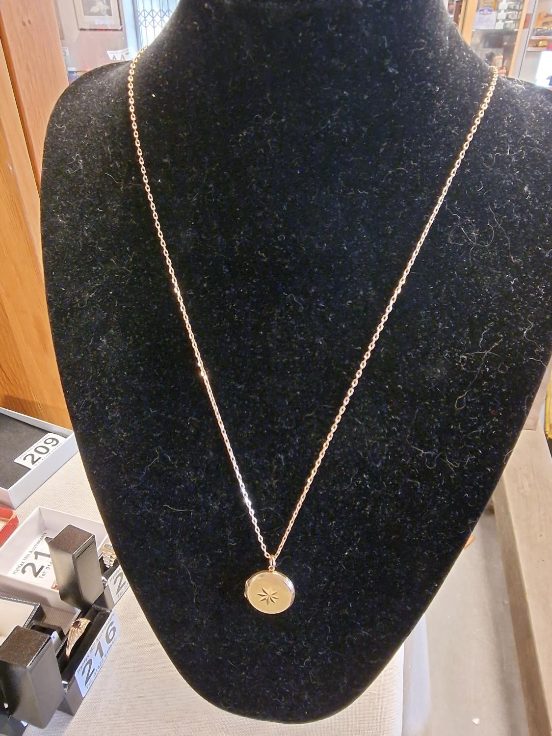 9ct Gold Chain w/ a 9ct Front-and-Back Locket - total weight 7.85g - Image 2 of 4