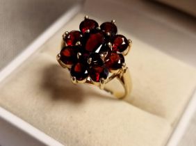 9ct Gold Floral Garnet Cluster Ring - 4.07g and size O