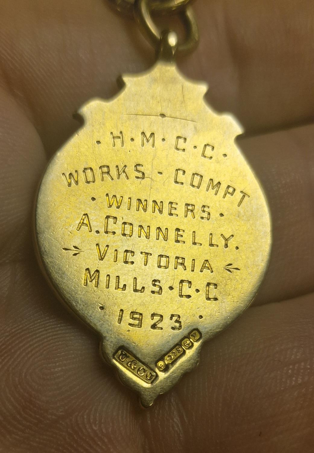 9ct Gold T-Bar Chain and Fob - marked Victoria Mills Cricket Club 1923, 16.3g - Image 2 of 3