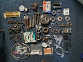 Collection of Norton Motorcycle Engine & Chassis Accessories and Motor Parts or Booklets - Automobil