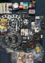 Collection of Norton Motorcycle Engine & Chassis Accessories and Motor Parts or Booklets - Automobil