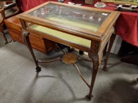 Antique Oak and Glass Queen Anne Legged and Ball/Claw Footed Display Cabinet - 76x45 x 74.5cm high