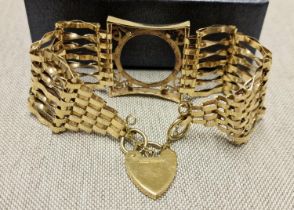 9ct Gold Sovereign Mount Gate Bracelet w/Heart Lok Padlock - total 17.3g