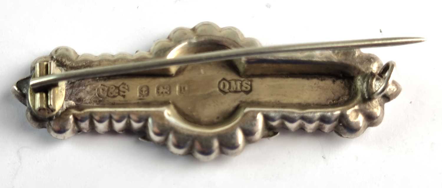 A collection of military brooches and shoulder titles etc. to include a 9ct gold bar brooch, silver, - Image 8 of 8
