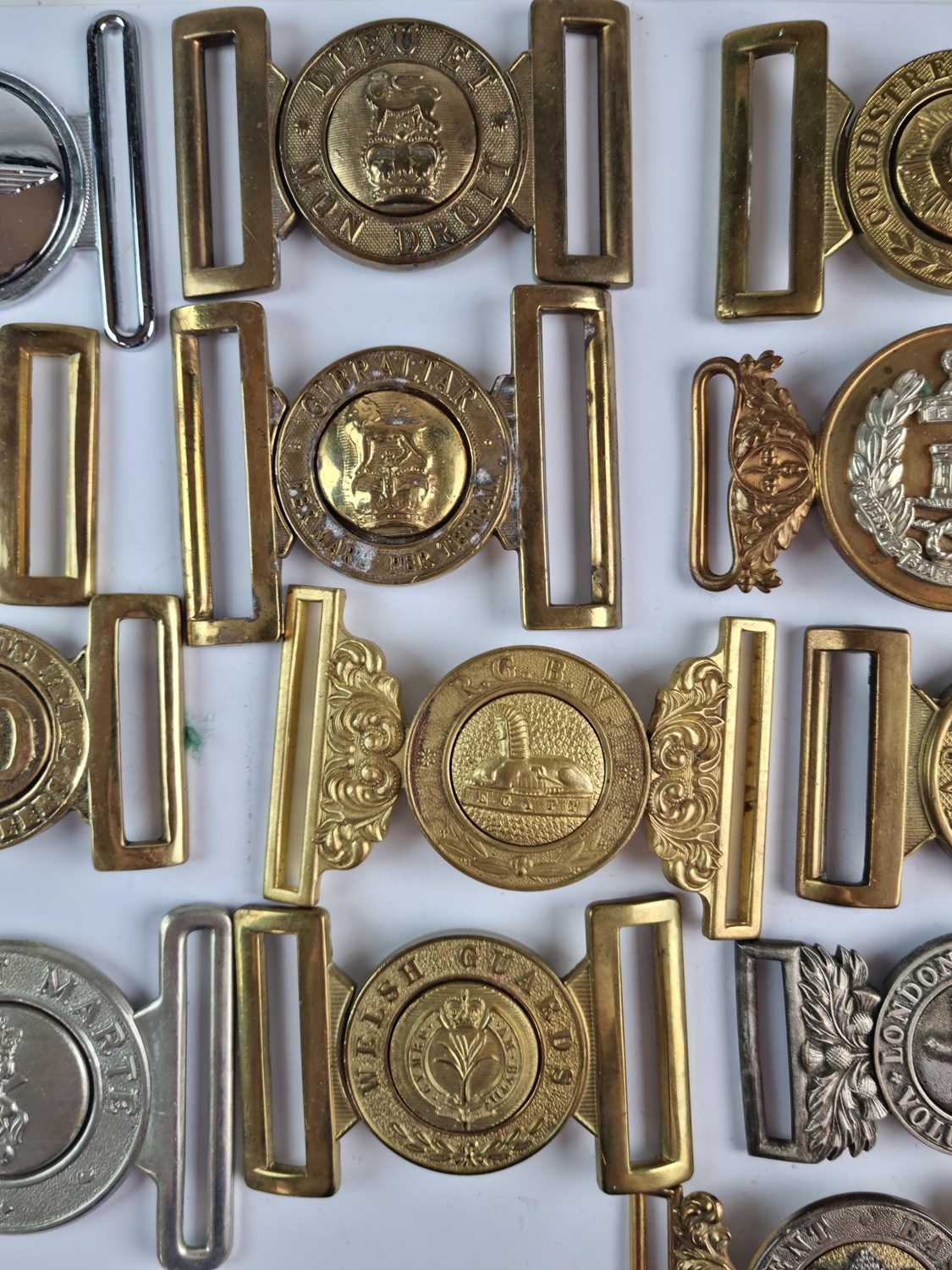 A collection of fifteen brass and white metal British Army regimental belt buckles plus two 1/2 - Image 4 of 5