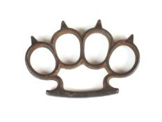 A First World War trench combat spiked steel knuckle duster, 9.6cm wide