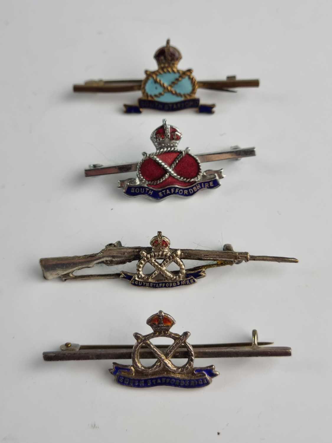 A collection of military brooches and shoulder titles etc. to include a 9ct gold bar brooch, silver, - Image 6 of 8