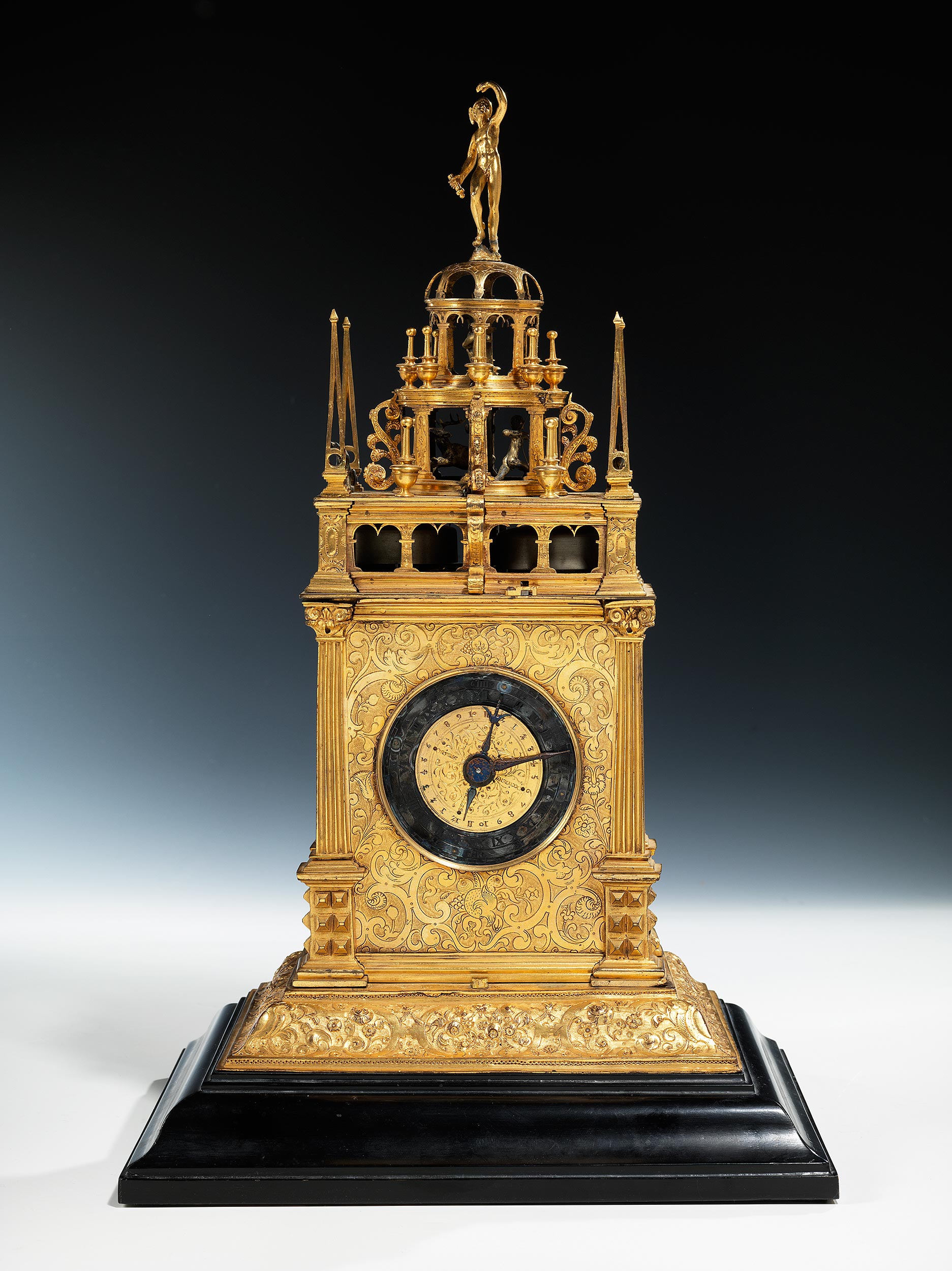 Vergoldete Automaten-Turmuhr mit Glockenschlag, Wecker und beweglichen Figuren der Jagdthematik