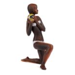 Terrakottafigur: Junge Frau mit Ball