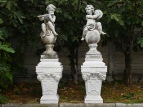 Zwei Parkfiguren