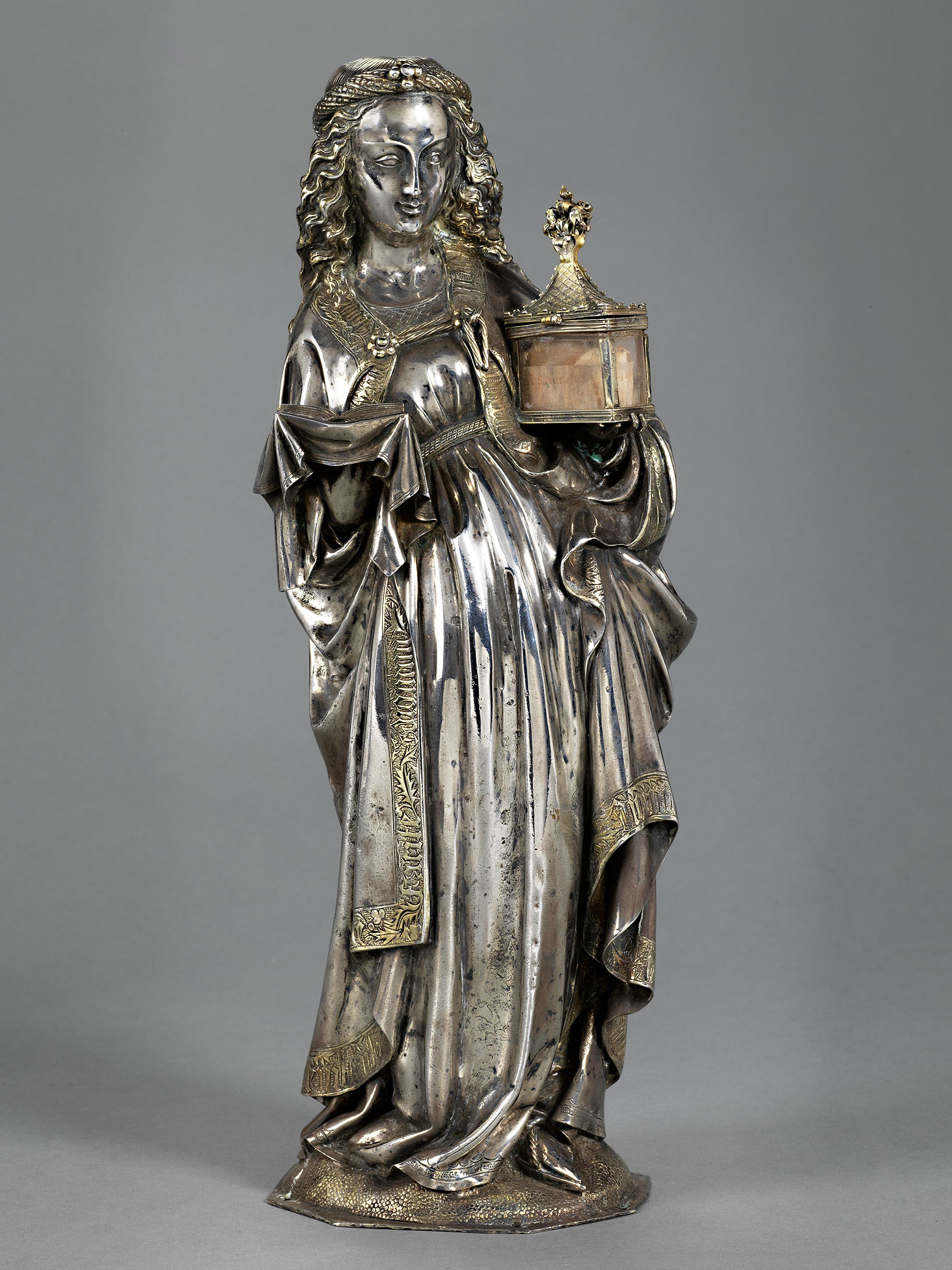 Bedeutende, museale Silberfigur einer Heiligen mit kleinem Reliquienschrein