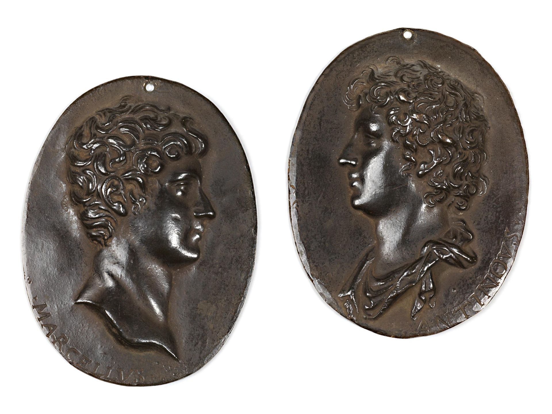 Paar ovale Bronzeplaketten mit Reliefbildnissen von Marcellus und Antinous