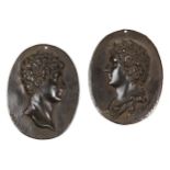 Paar ovale Bronzeplaketten mit Reliefbildnissen von Marcellus und Antinous
