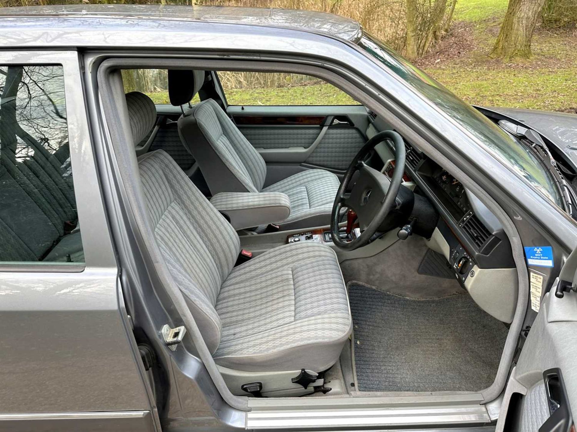 1990 Mercedes-Benz 260 E - Image 14 of 28