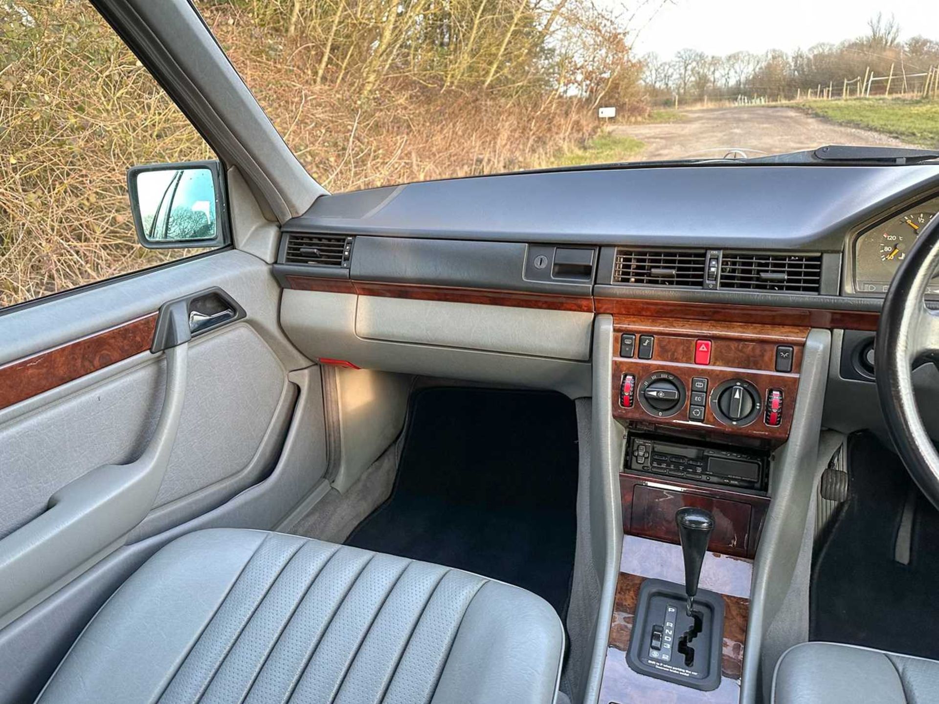 1993 Mercedes-Benz E200 Elegance *** NO RESERVE *** - Image 37 of 66