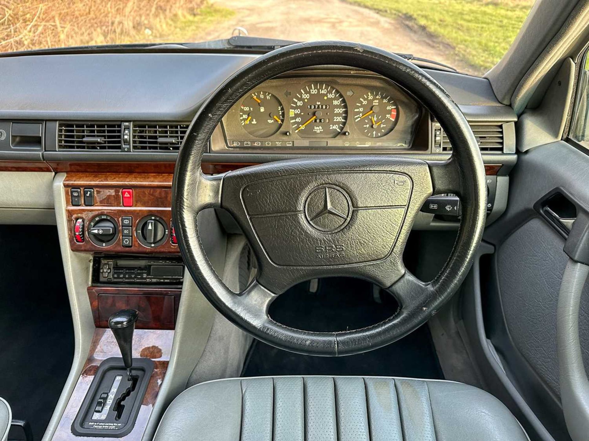 1993 Mercedes-Benz E200 Elegance *** NO RESERVE *** - Image 38 of 66