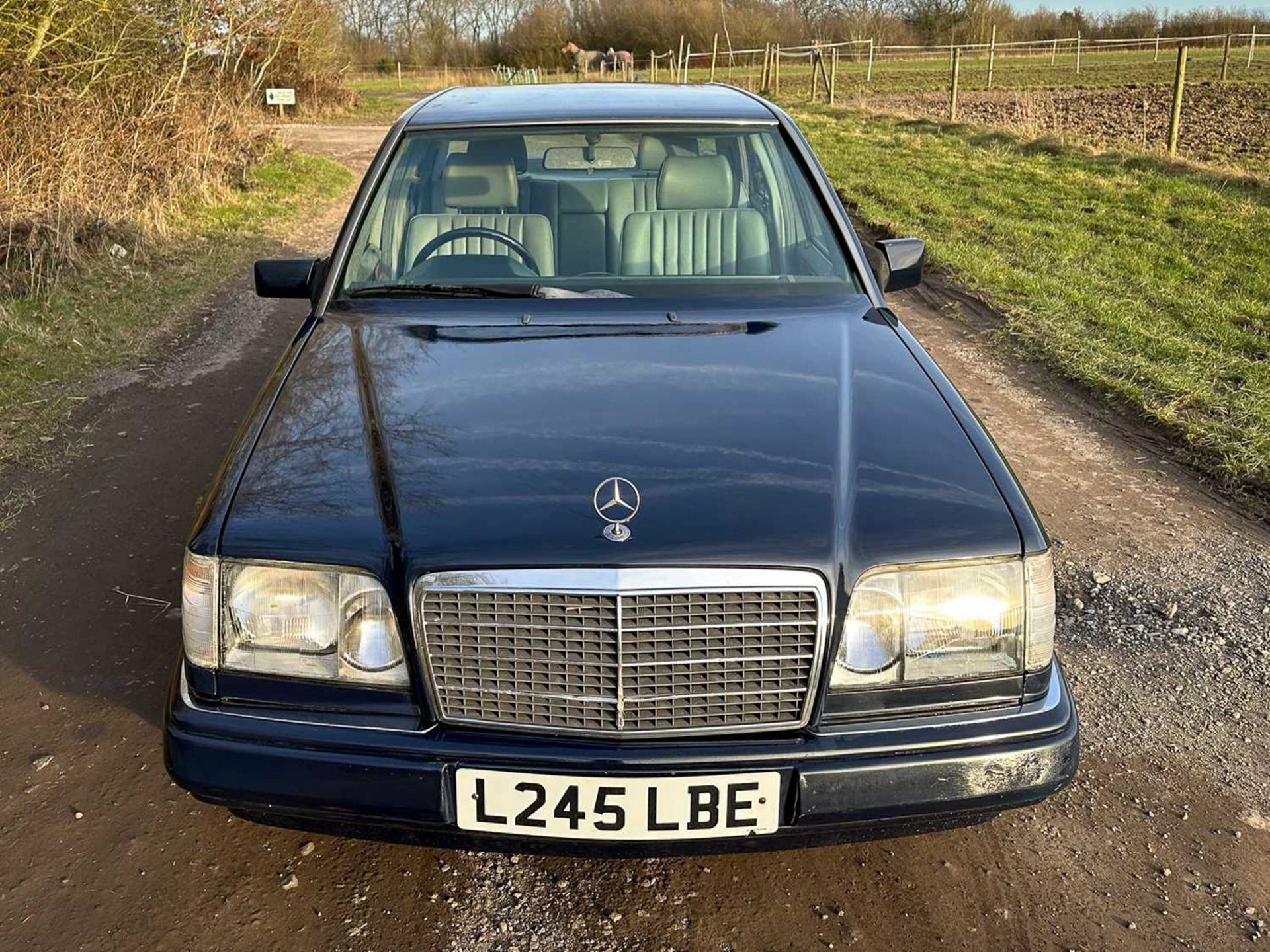 1993 Mercedes-Benz E200 Elegance *** NO RESERVE *** - Image 13 of 66