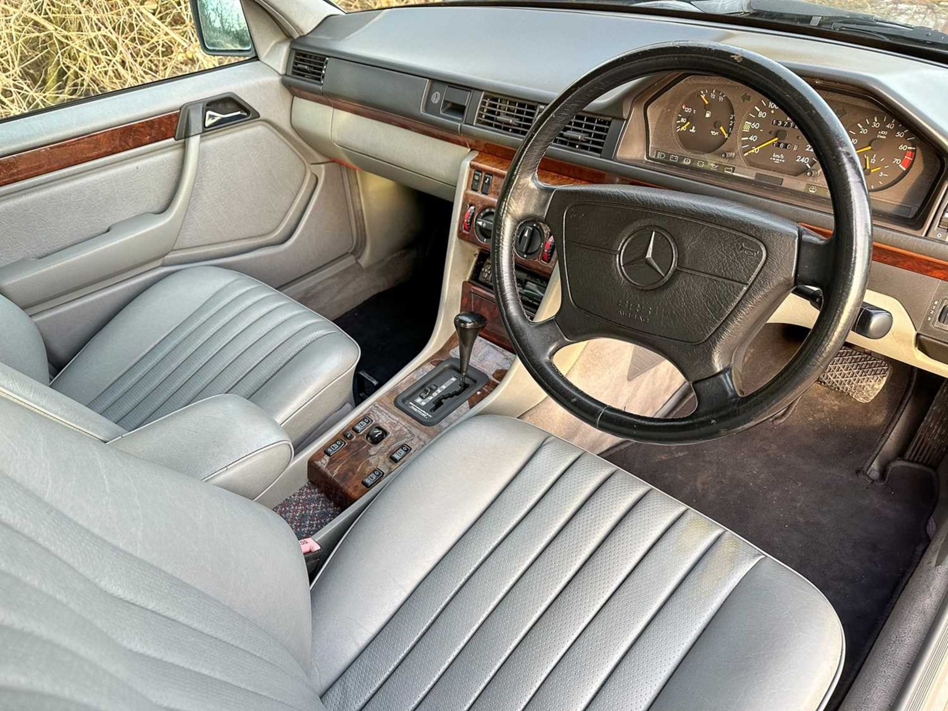 1993 Mercedes-Benz E200 Elegance *** NO RESERVE *** - Image 28 of 66