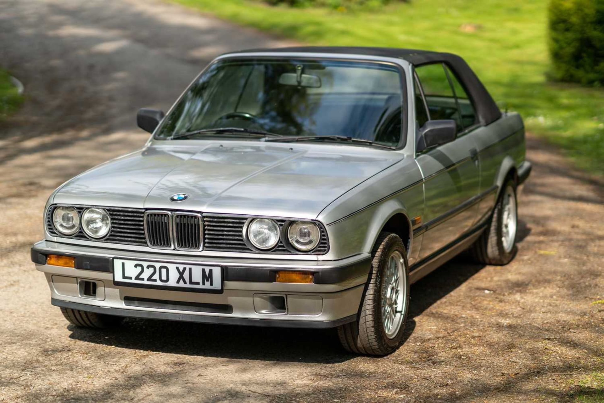 1993 BMW 318i Cabriolet  Desirable Manual gearbox, complete with hard top - Image 4 of 52