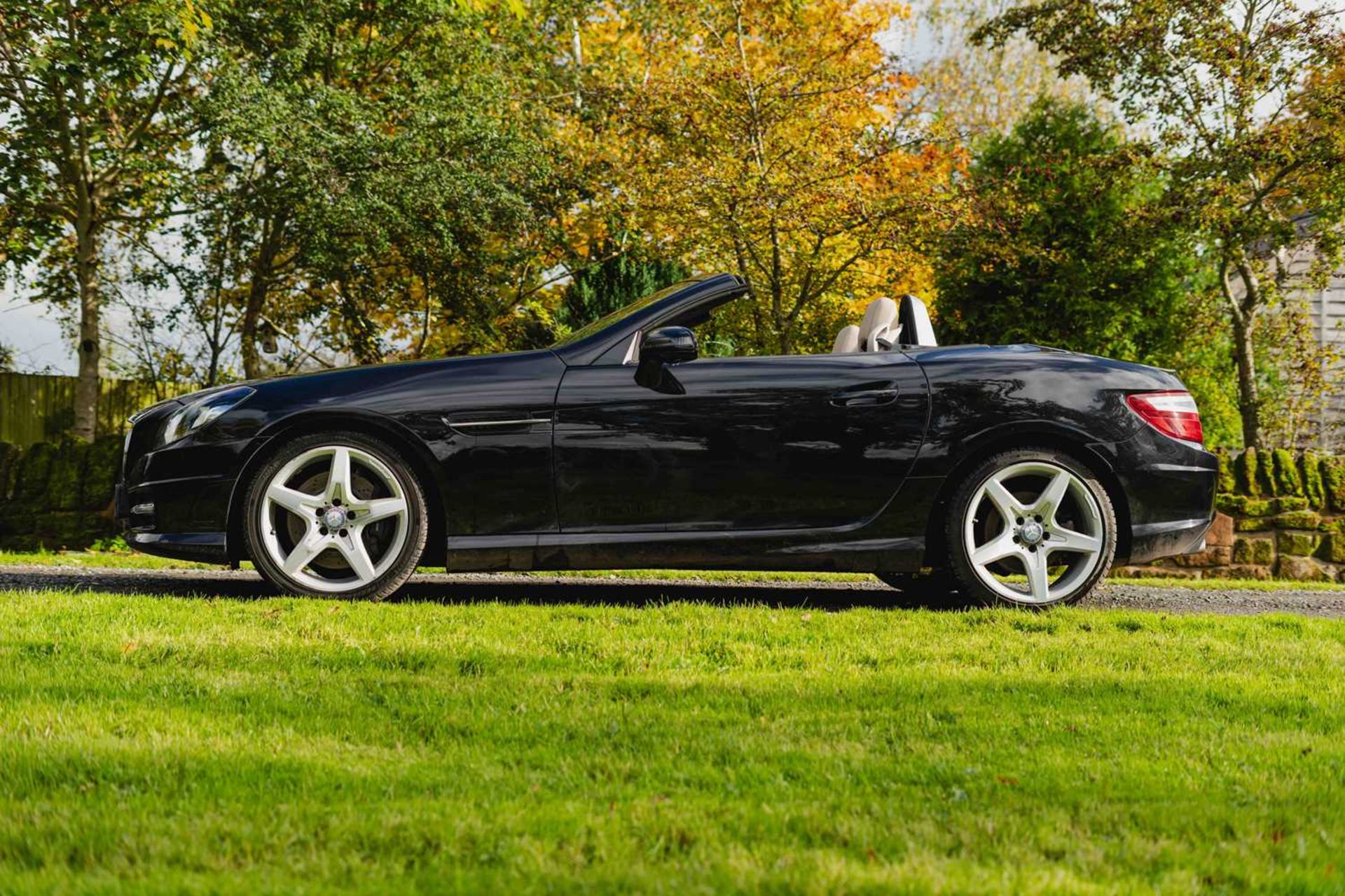 2015 Mercedes SLK200 AMG Sport A genuine two-keeper, 35,950 miles example, complemented by full serv - Image 6 of 69