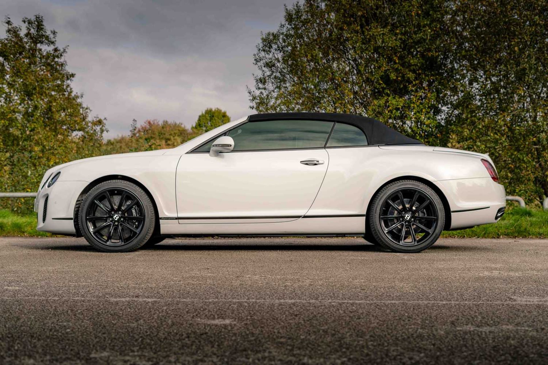 2011 Bentley GTC Supersports Finished in striking Glacier White and riding on gloss black 20” alloy  - Image 7 of 68