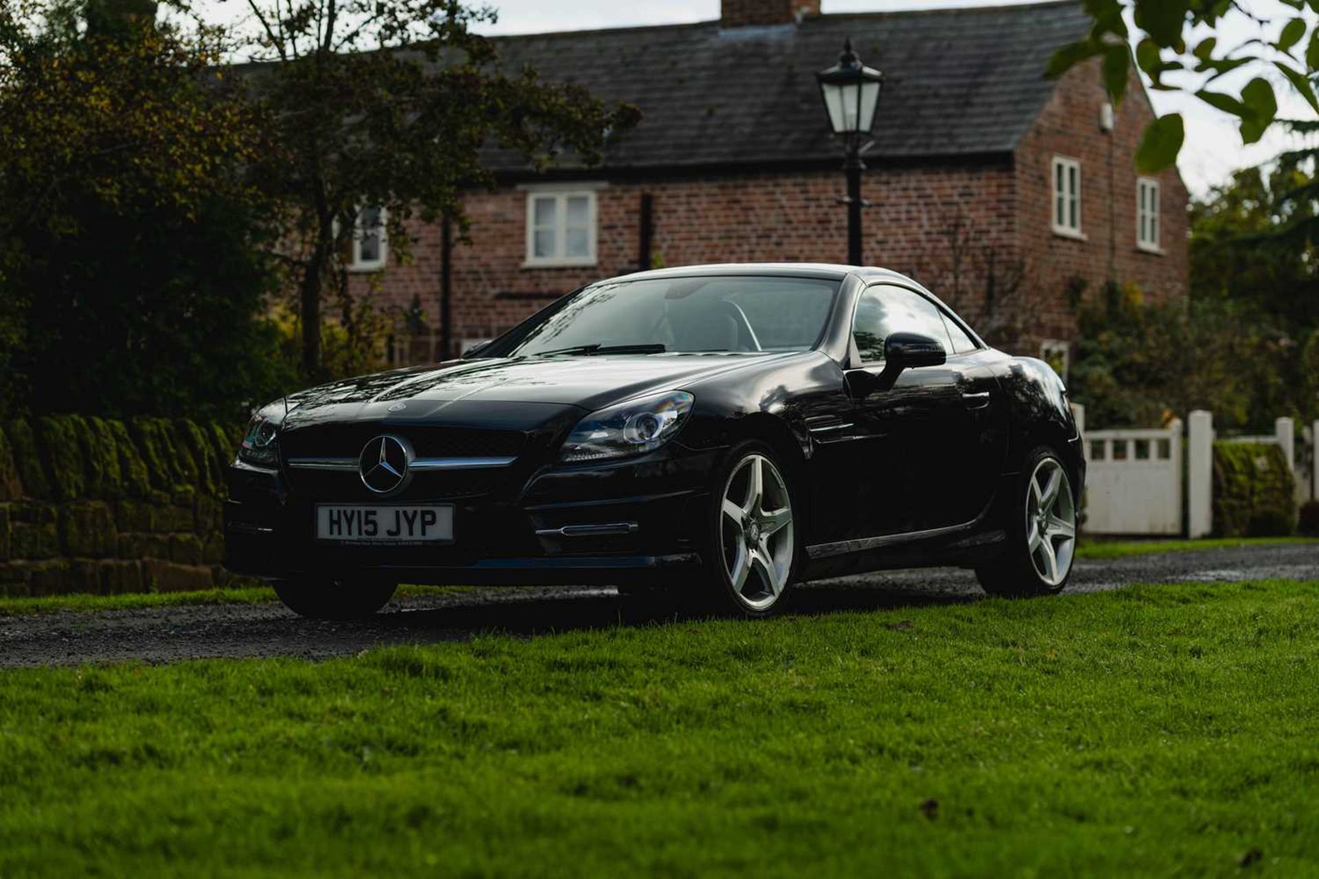 2015 Mercedes SLK200 AMG Sport A genuine two-keeper, 35,950 miles example, complemented by full serv - Image 5 of 69