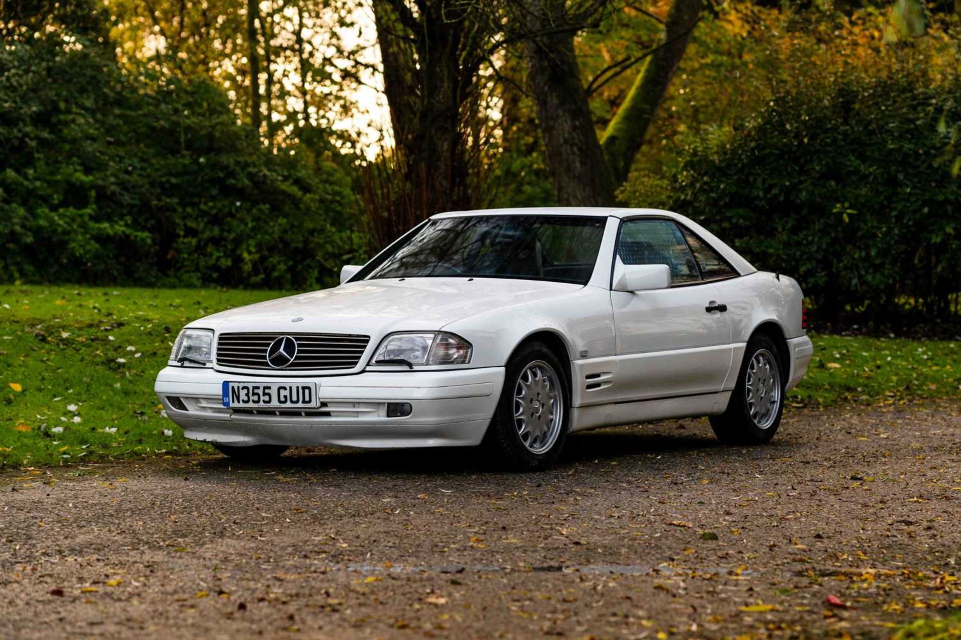 1996 Mercedes-Benz SL 320 ***NO RESERVE*** Just five custodians from new and displaying a credible 8 - Image 5 of 52