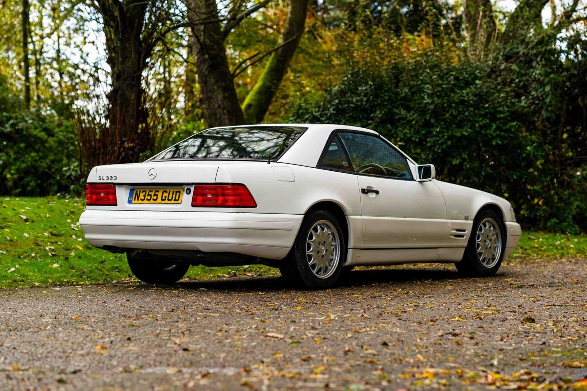 1996 Mercedes-Benz SL 320 ***NO RESERVE*** Just five custodians from new and displaying a credible 8 - Image 11 of 52