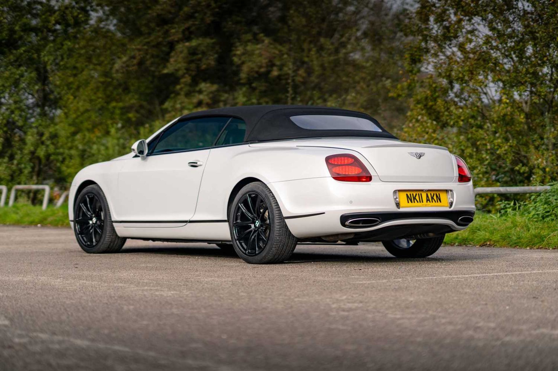 2011 Bentley GTC Supersports Finished in striking Glacier White and riding on gloss black 20” alloy  - Image 8 of 68