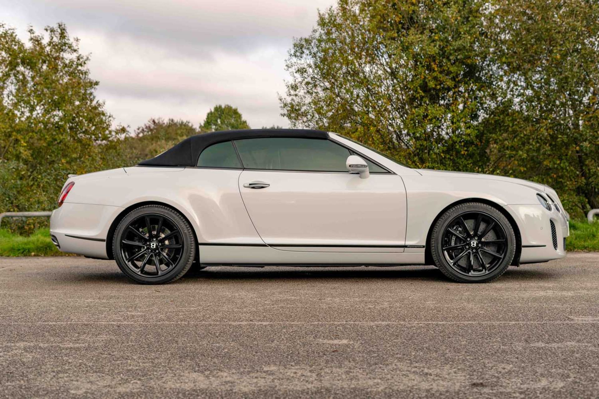 2011 Bentley GTC Supersports Finished in striking Glacier White and riding on gloss black 20” alloy  - Image 15 of 68
