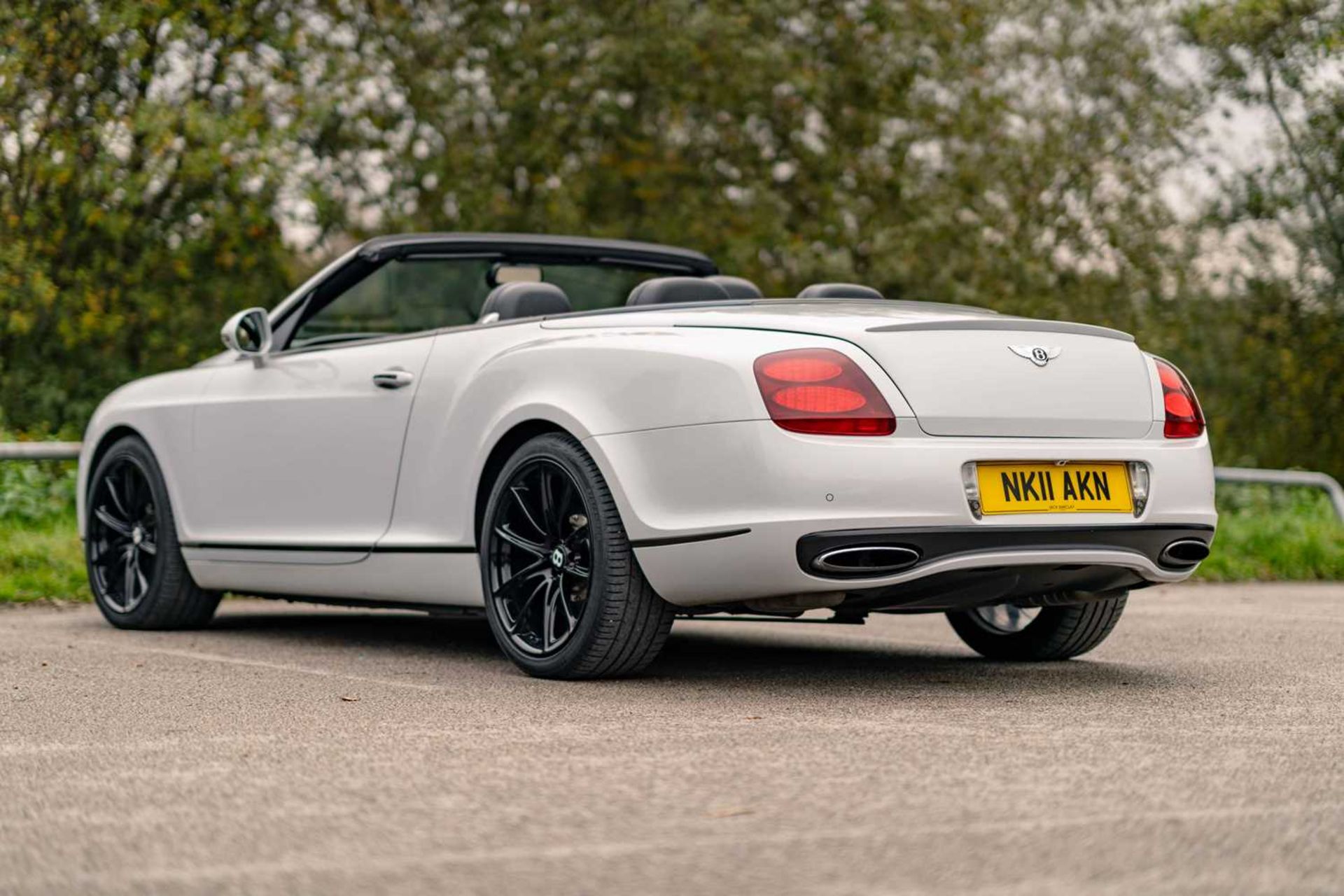 2011 Bentley GTC Supersports Finished in striking Glacier White and riding on gloss black 20” alloy  - Image 9 of 68