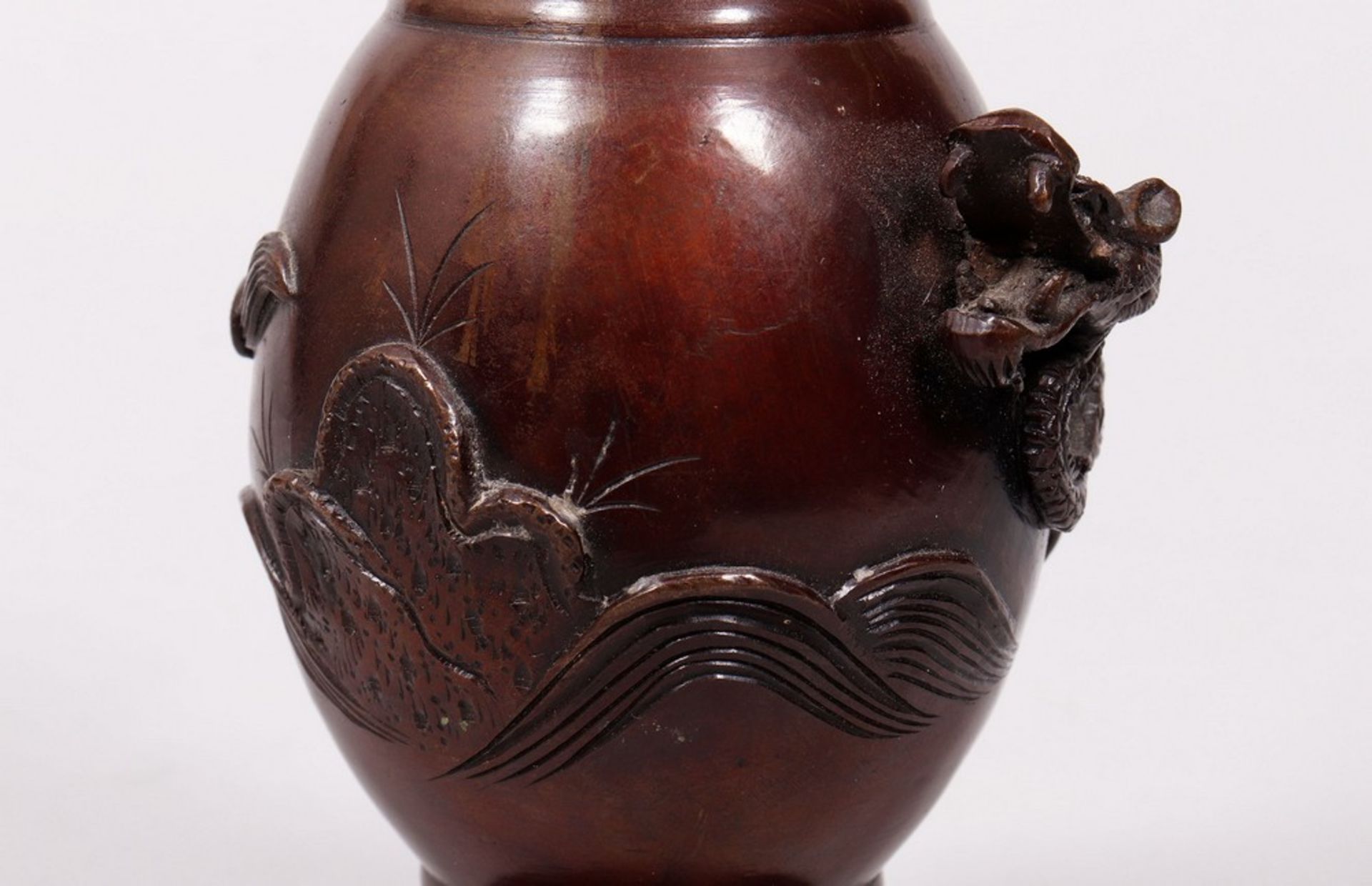 Kleine Doppelhenkel-Vase, China, um 1900/20  - Bild 5 aus 7