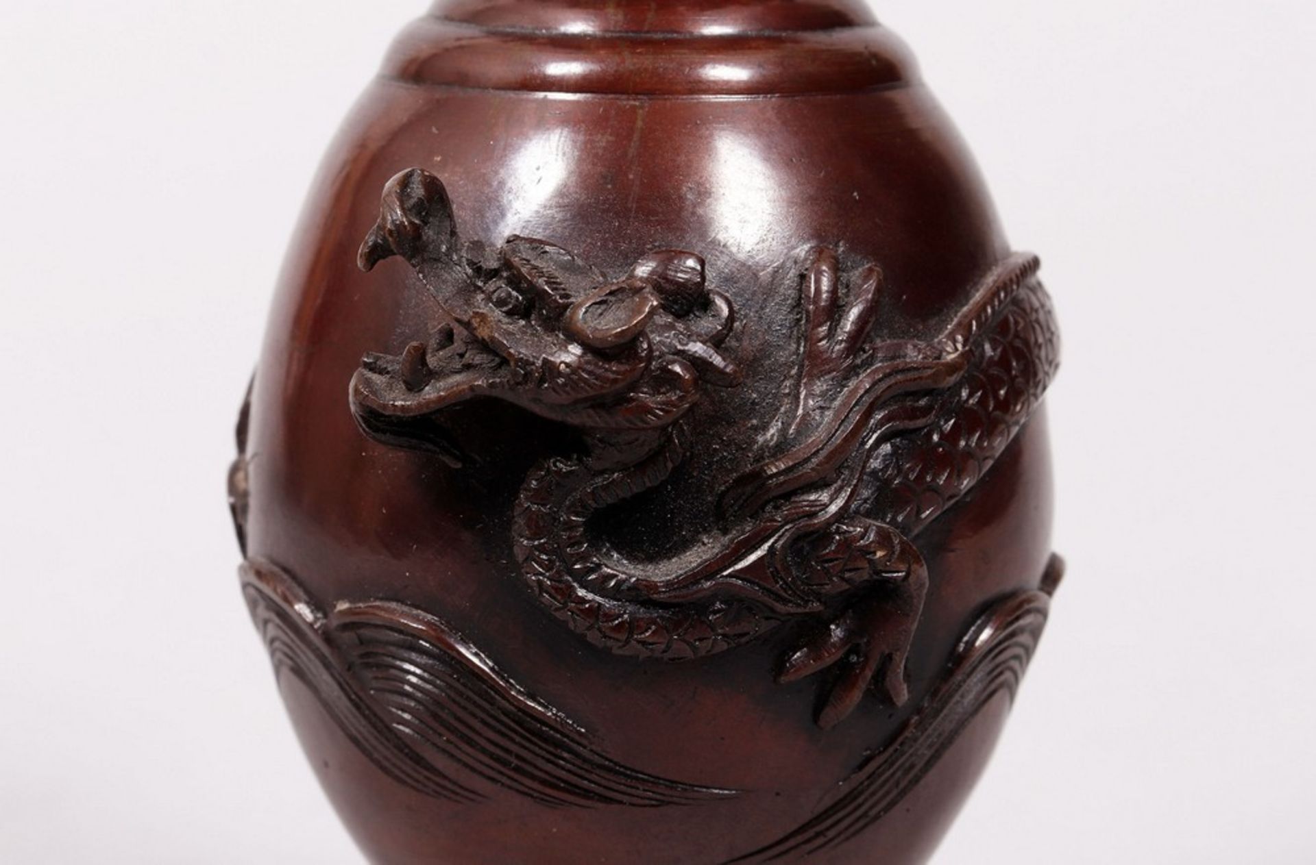 Kleine Doppelhenkel-Vase, China, um 1900/20  - Bild 4 aus 7