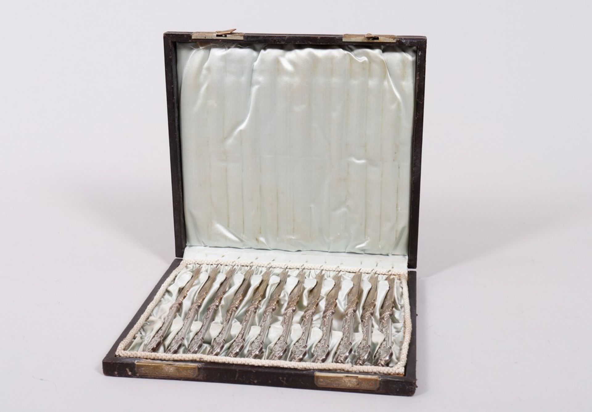 12 Historicism fruit knives in case, 750 silver, partially gilt, probably German, late 19th C. - Image 7 of 7
