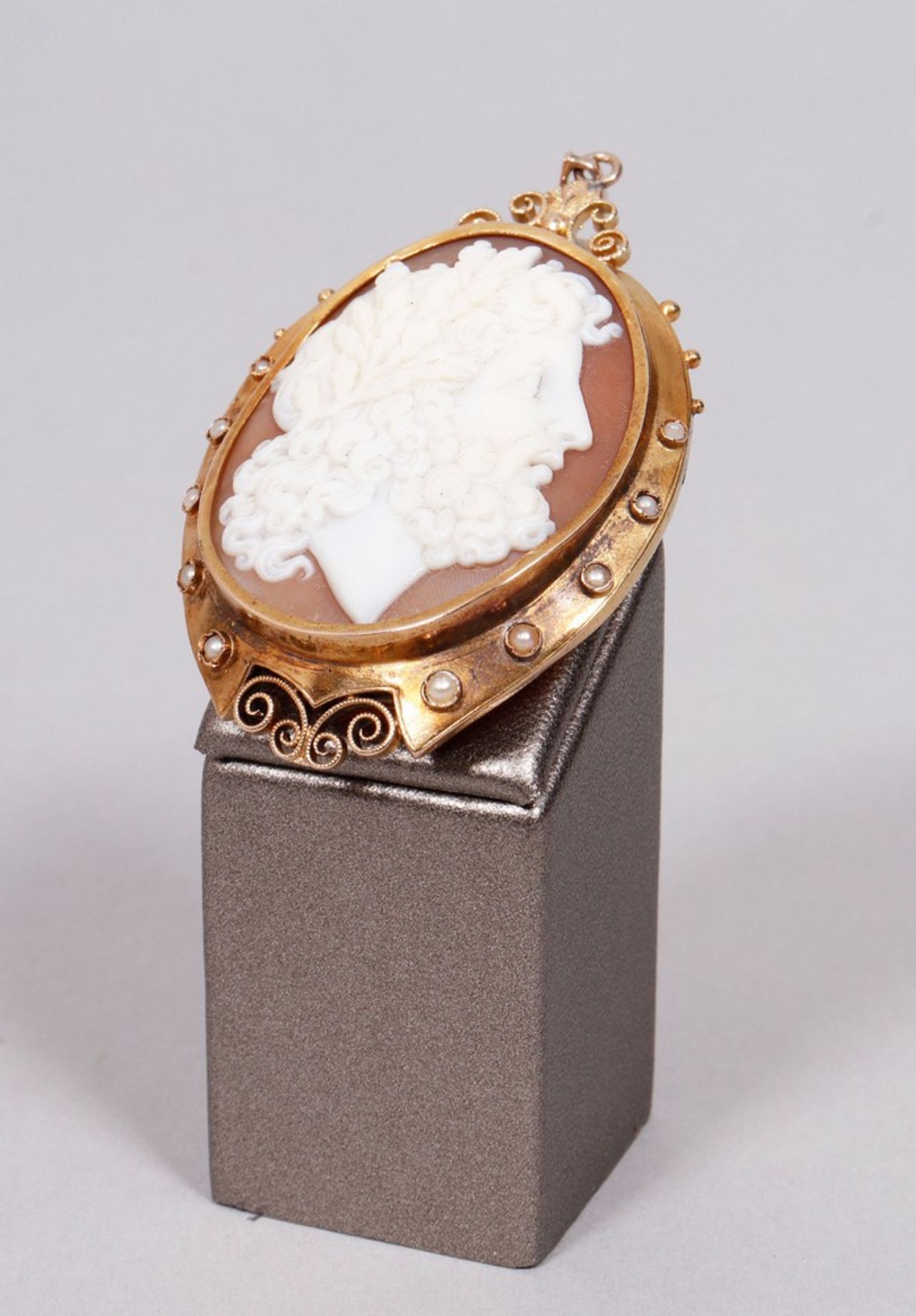 Large medallion pendant, cameo gem, around 1850