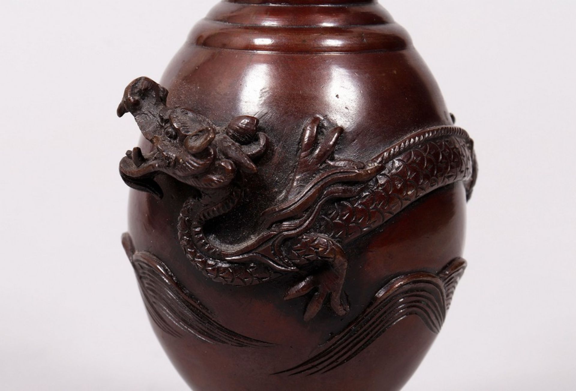 Kleine Doppelhenkel-Vase, China, um 1900/20  - Bild 3 aus 7