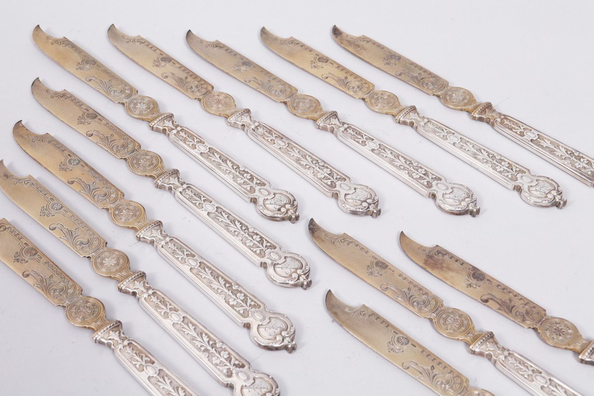 12 Historicism fruit knives in case, 750 silver, partially gilt, probably German, late 19th C. - Image 2 of 7