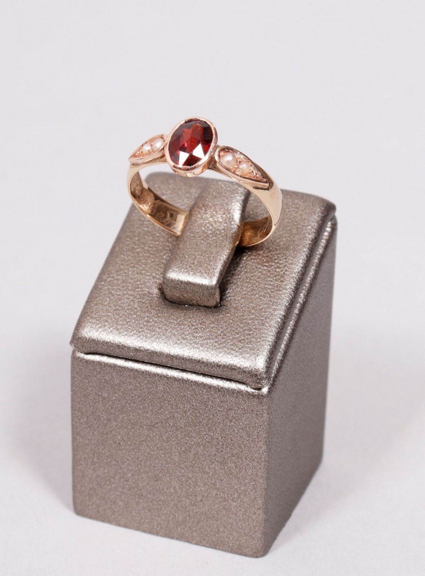 Ring, 585 red gold, set with an oval garnet stone