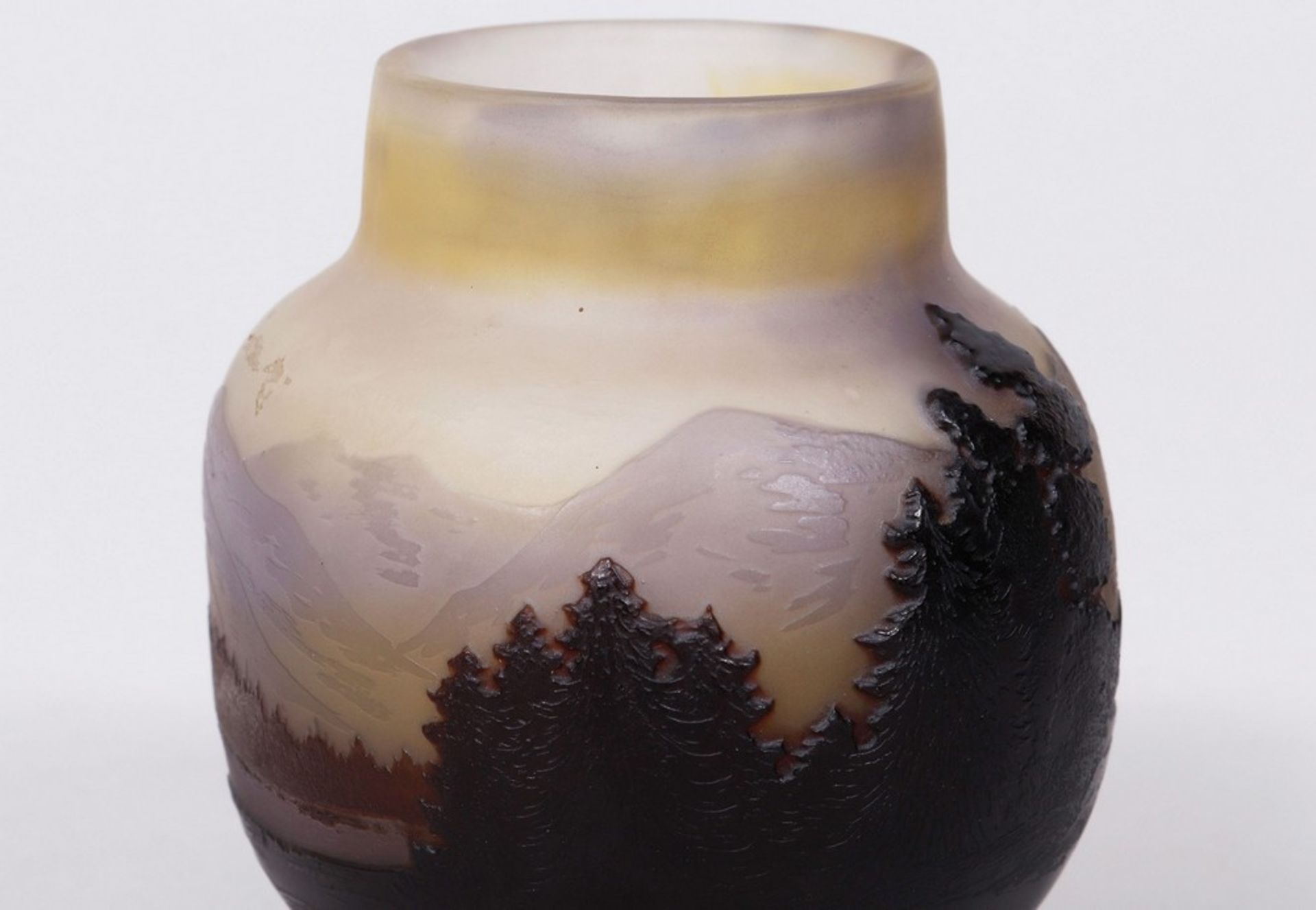 Kleine Jugendstil-Vase mit Landschaftsdekor, Emile Gallé (1846, Nancy - 1904, ebda.), École de Nanc - Bild 6 aus 7