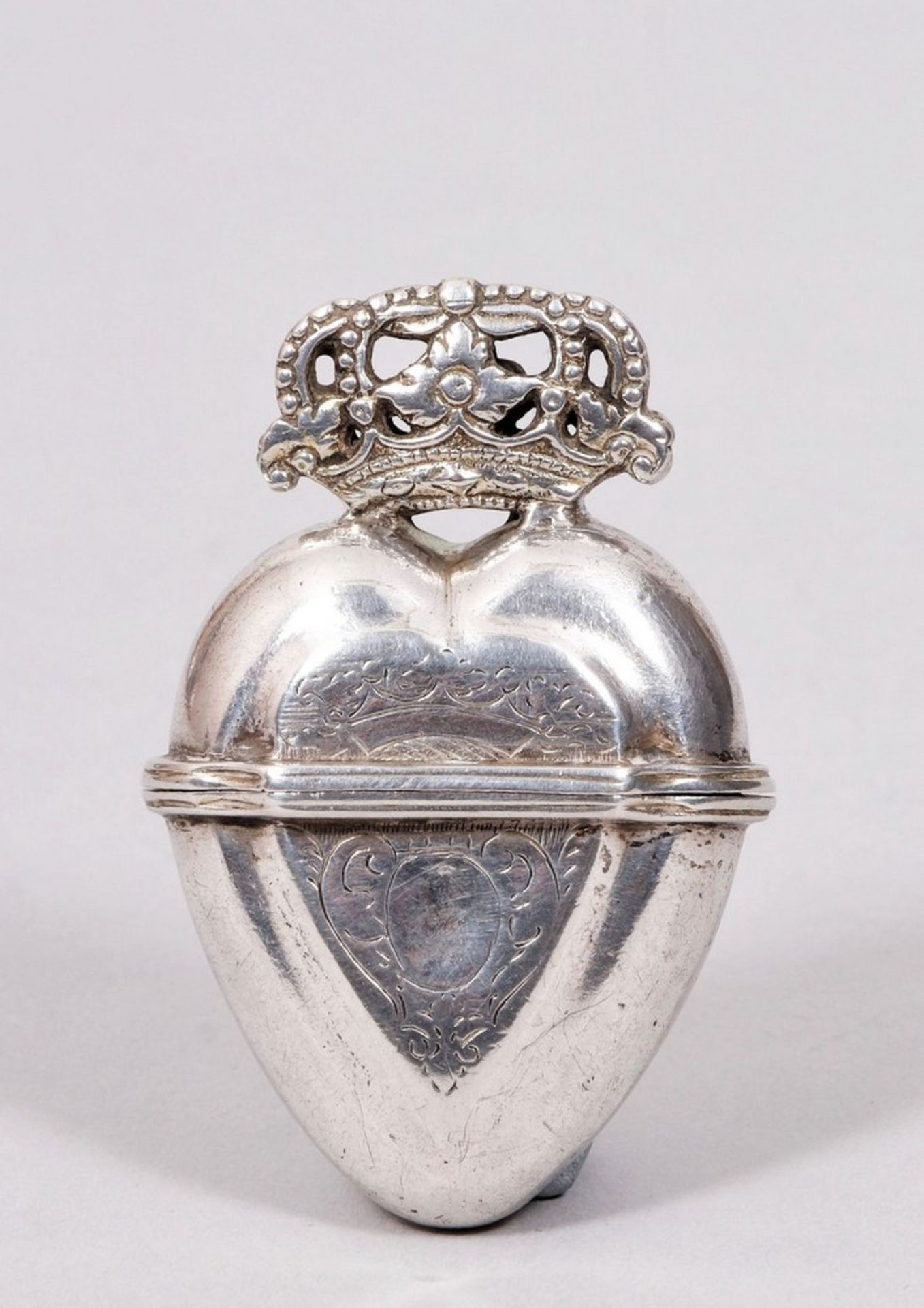 Baroque heart-shaped smelling box, silver, partially gilt, probably German, 18th C.