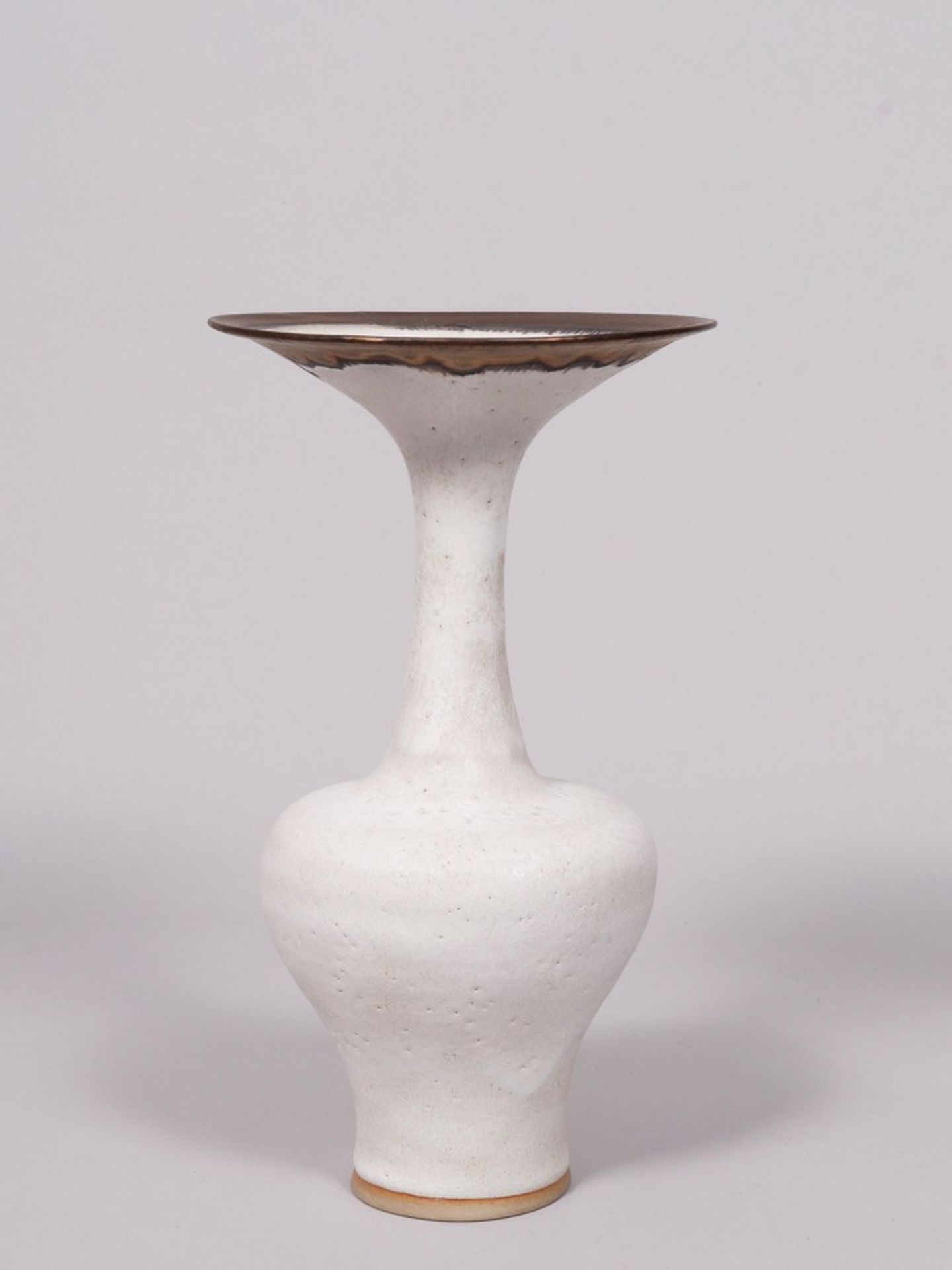 Lucie Rie (1902, Wien, Österreich-Ungarn als Luzie Gomperz - 1995, London), Vase mit Tellermündung  - Bild 4 aus 8