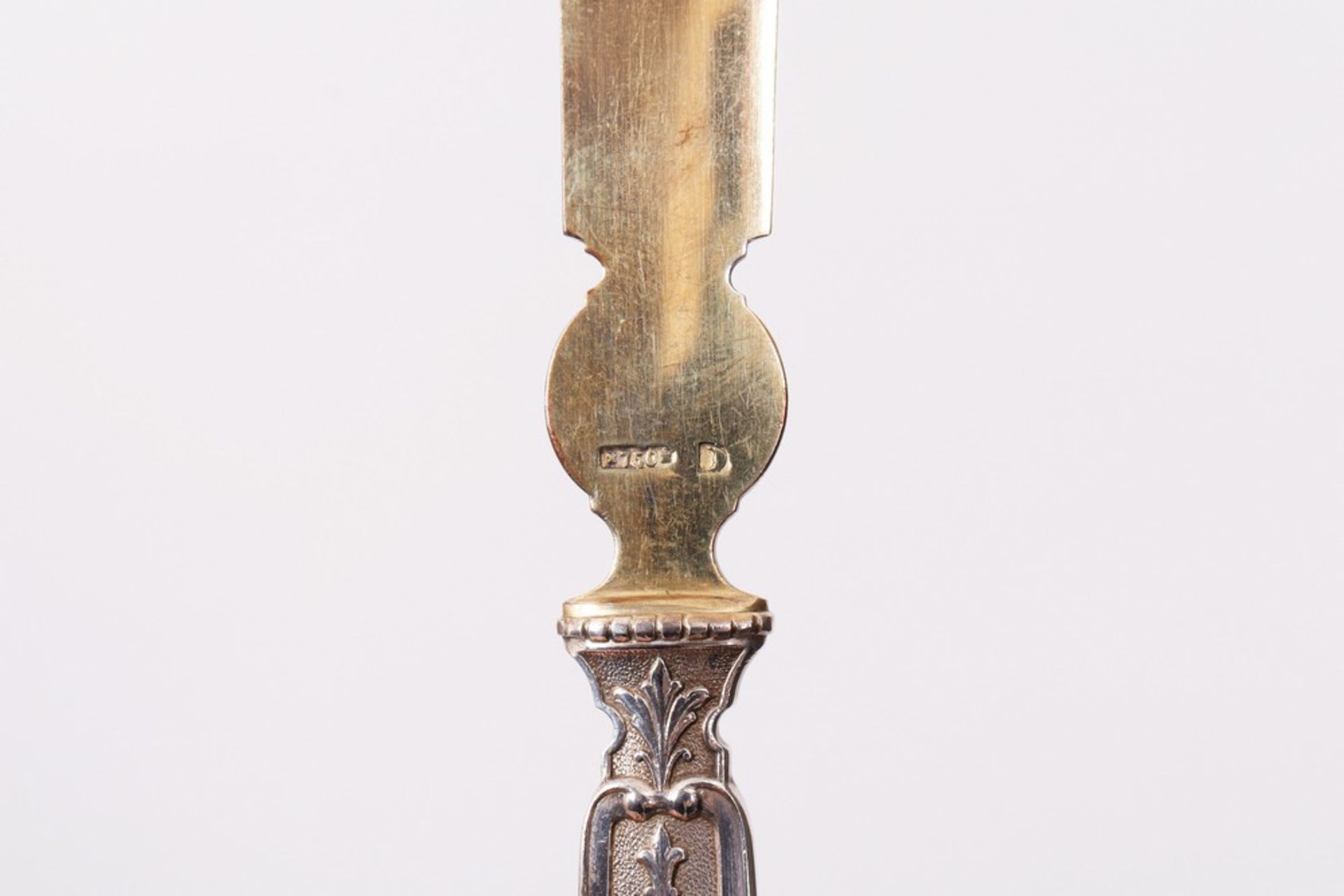 12 Historicism fruit knives in case, 750 silver, partially gilt, probably German, late 19th C. - Image 6 of 7