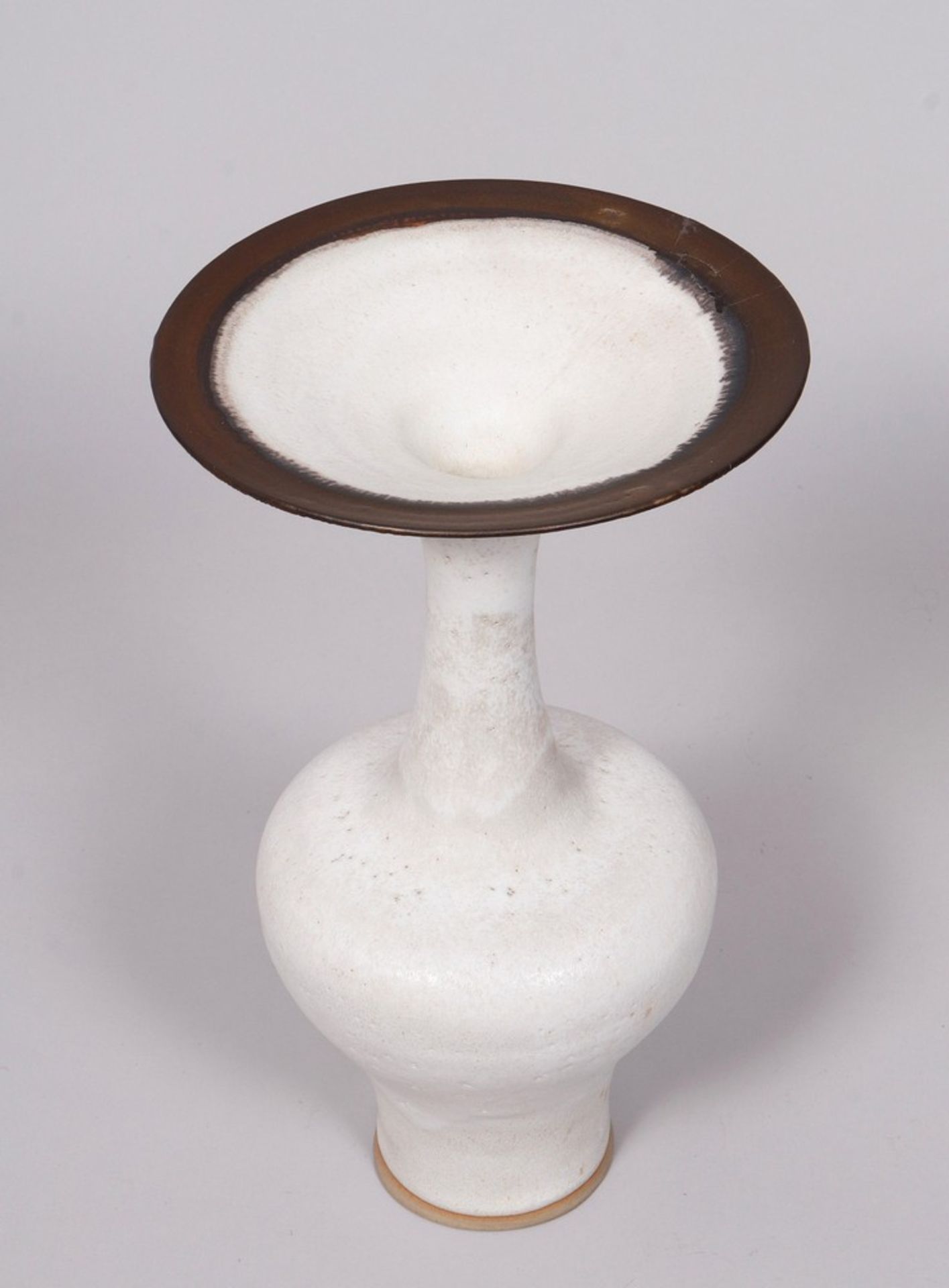 Lucie Rie (1902, Wien, Österreich-Ungarn als Luzie Gomperz - 1995, London), Vase mit Tellermündung  - Bild 5 aus 8