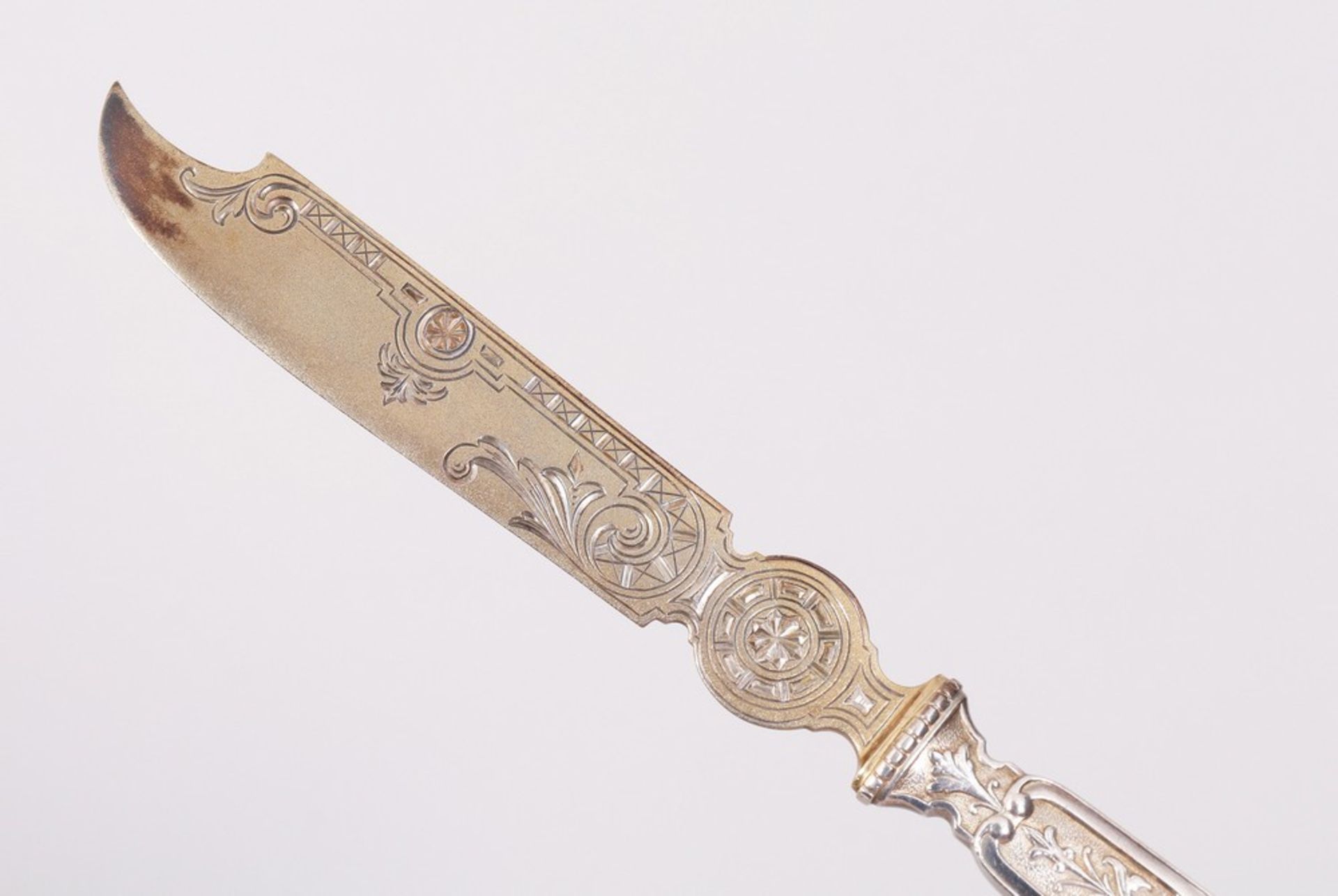 12 Historicism fruit knives in case, 750 silver, partially gilt, probably German, late 19th C. - Image 4 of 7