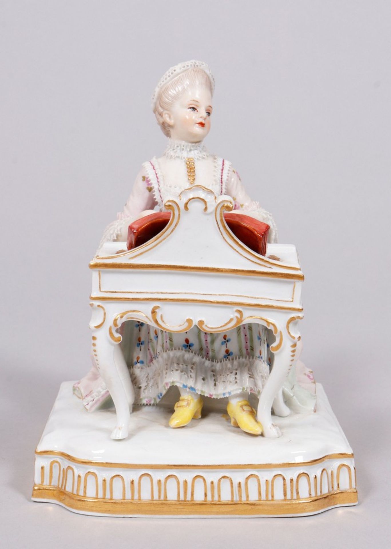 "Das Gehör", Entwurf Johann Carl Schönheit (1730 - 1805), Meissen, Ende 19.Jh. Porzellan, polychrom - Bild 2 aus 9