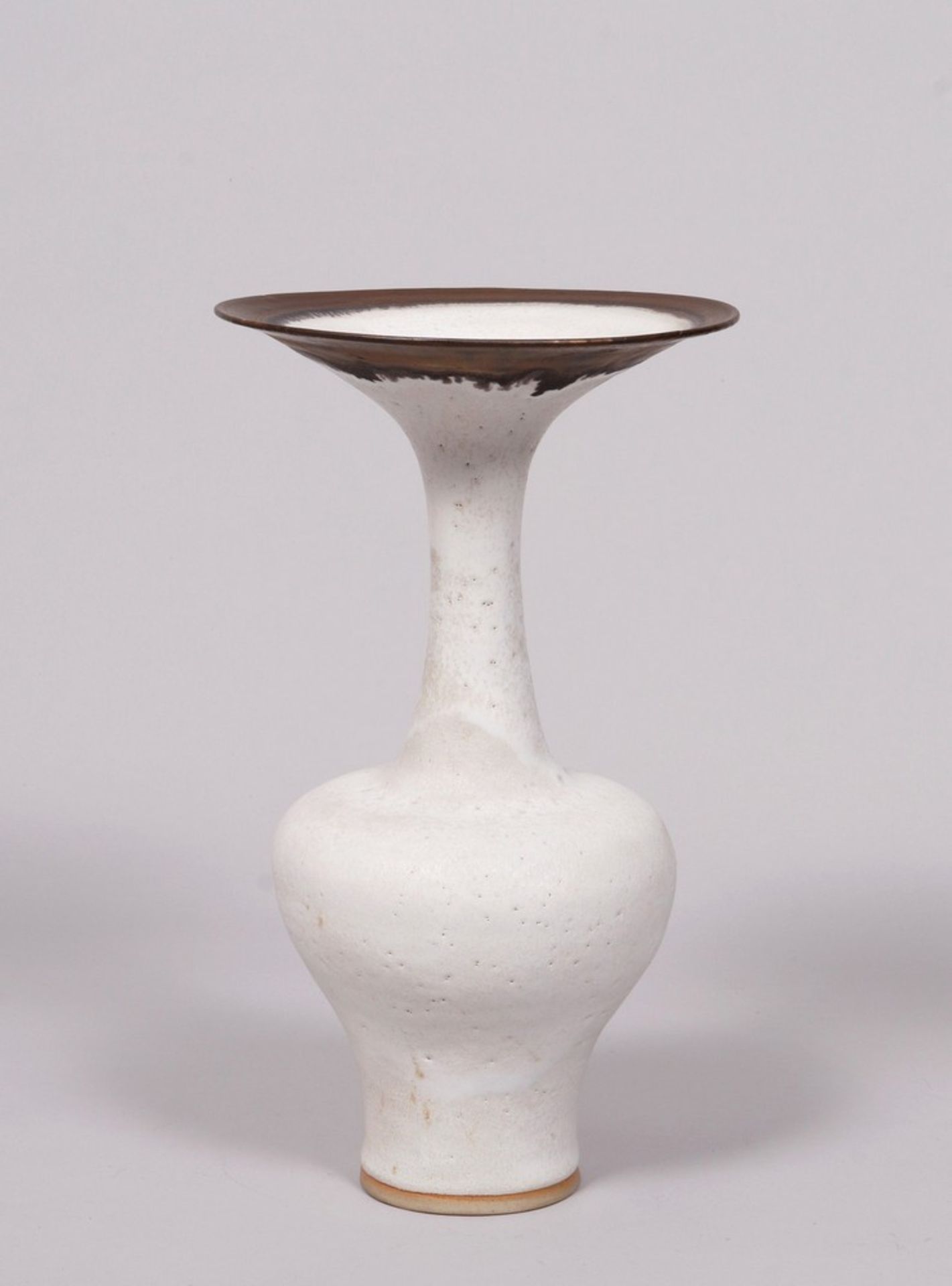 Lucie Rie (1902, Wien, Österreich-Ungarn als Luzie Gomperz - 1995, London), Vase mit Tellermündung 