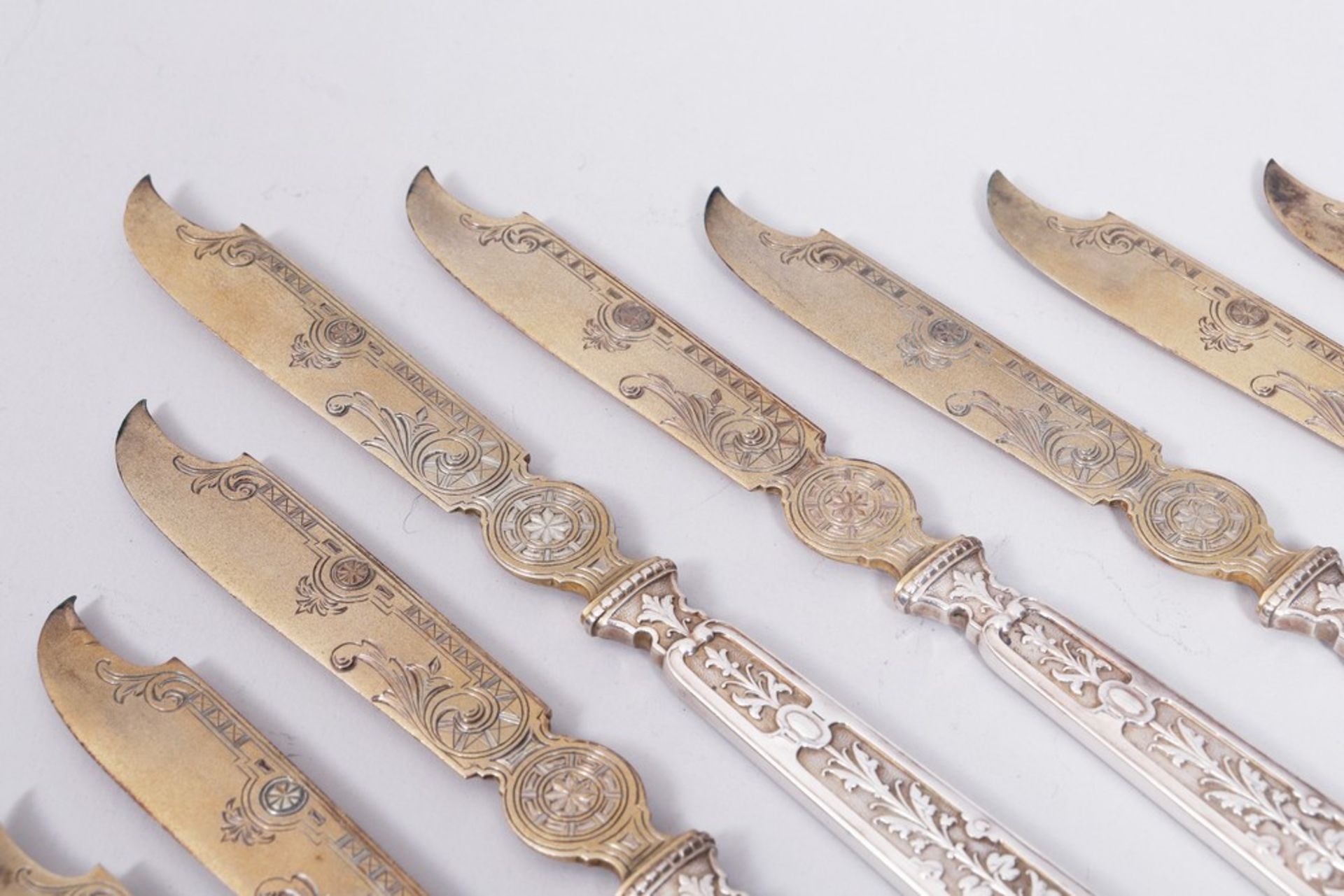 12 Historicism fruit knives in case, 750 silver, partially gilt, probably German, late 19th C. - Image 3 of 7